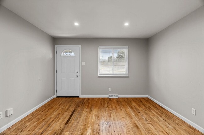 Building Photo - Stunning Brick Duplex with private partially finished basement in Kirkwood