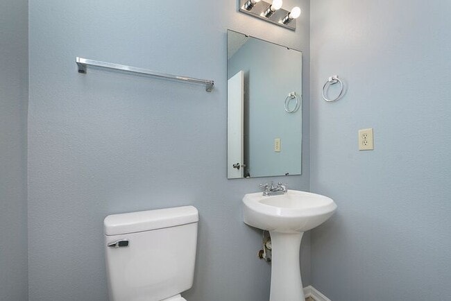 Building Photo - Large 4 Bedroom in Fishers!