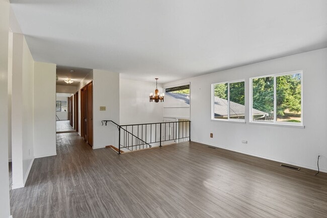 Building Photo - 5Bd/2Ba Bellevue Home