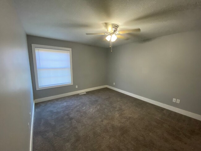 Building Photo - 3 Bedroom 3 Bath and lots of living space!...