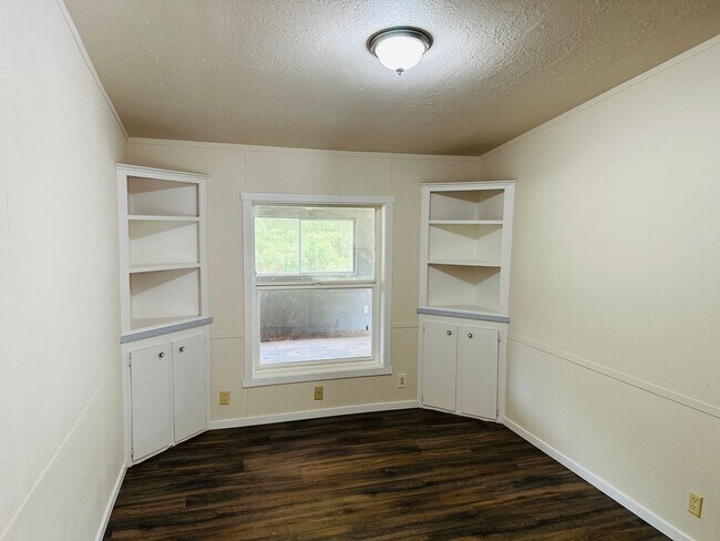 Building Photo - Newly Remodeled Acreage Property