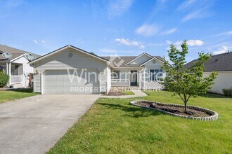 Building Photo - * MOVE IN SPECIAL* 1/2 OFF 1st FULL MONTH'...