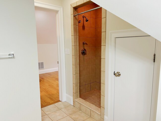 Building Photo - AVAILABLE NOW! Elegant 3-Bed Condo in Prim...