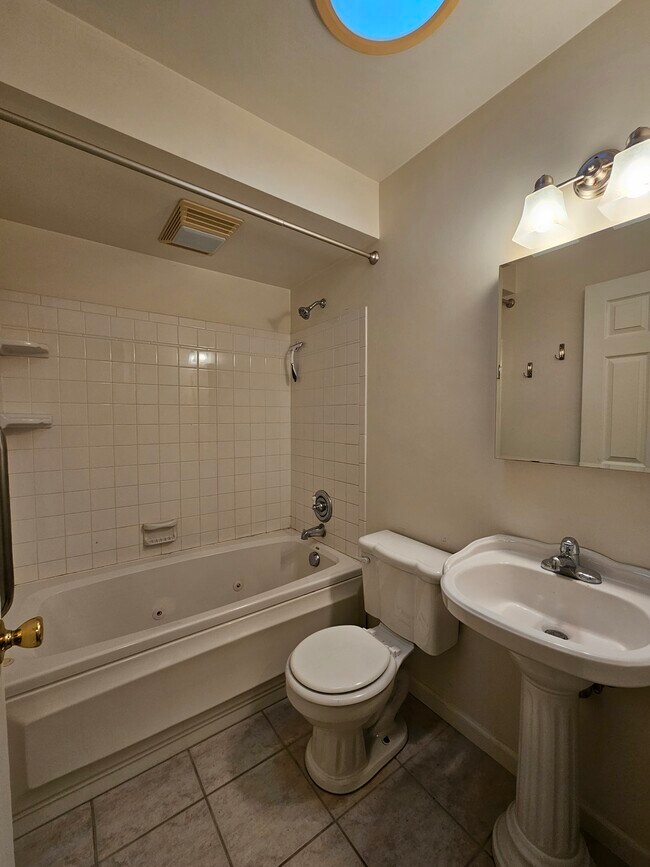 Building Photo - 8127 Anderson Ave NE