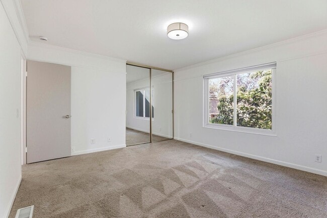 Building Photo - Freshly Renovated Single-Family Townhouse for Rent