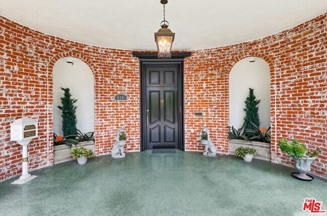 Building Photo - 516 S Rimpau Blvd