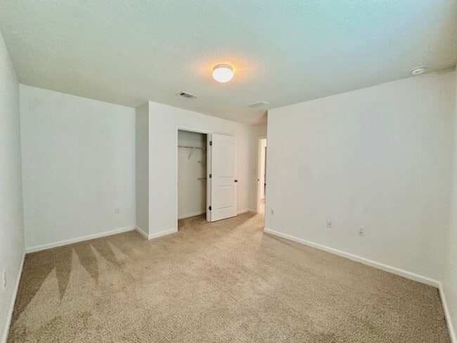 Building Photo - Beautiful 4/2/2 newer home for rent w/ community pool, playground, picnic area!