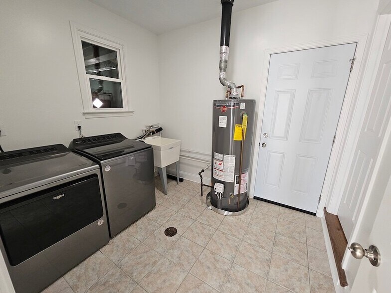 Building Photo - 61 Edwards Ave