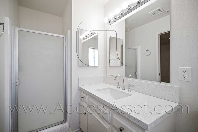 Building Photo - 41012 Beachwood Ave