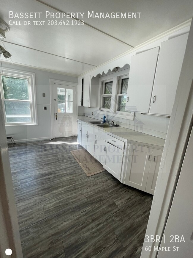 Building Photo - 60 Maple St