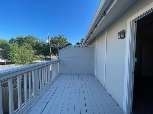 Building Photo - 221 Meadow Ct