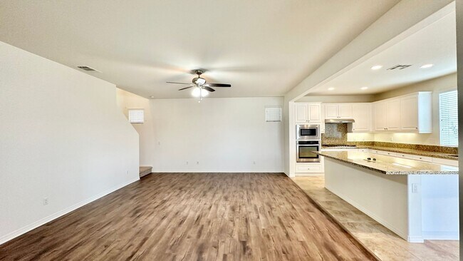 Building Photo - Beautiful, Stand Alone Condo in Resort-lik...