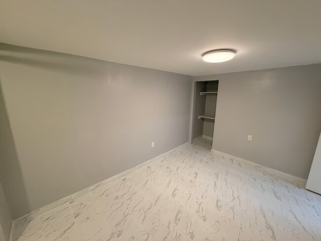 Building Photo - 3914 W Diversey Ave