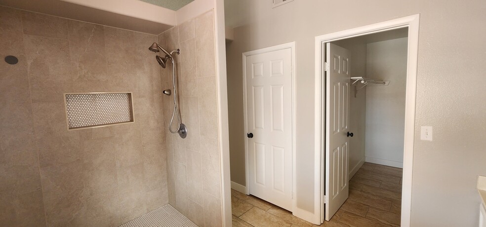 Master bath and walk-in closet - 4505 Ferrell St