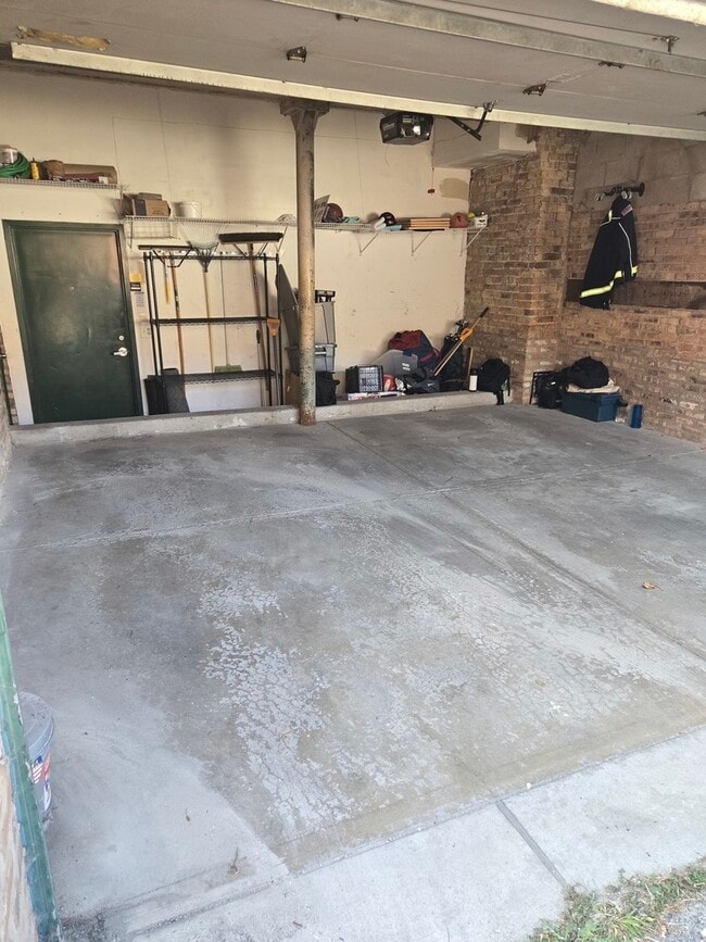 Building Photo - 515 N Noble St