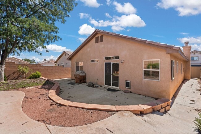 Building Photo - Beautiful 3 Bedroom Home