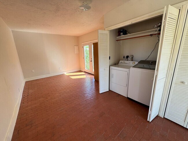 Building Photo - Victory Hills Charm!