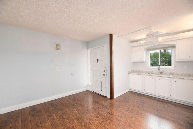 Building Photo - 1212 NE 14th Ct
