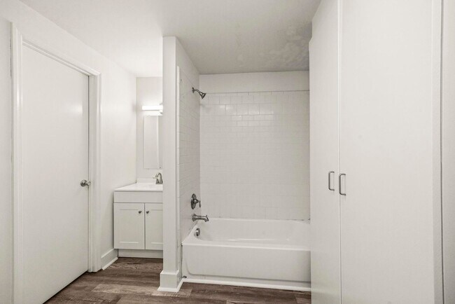 Building Photo - 611 S 14th St