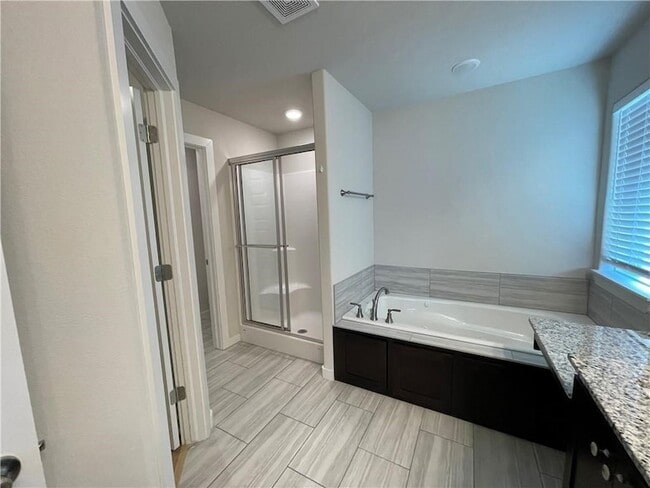 Building Photo - 416 S Emerald Woods Run