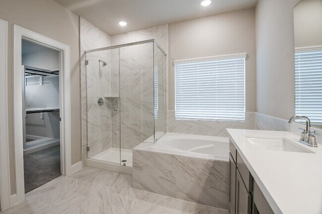 Building Photo - 3112 La Rambla Dr