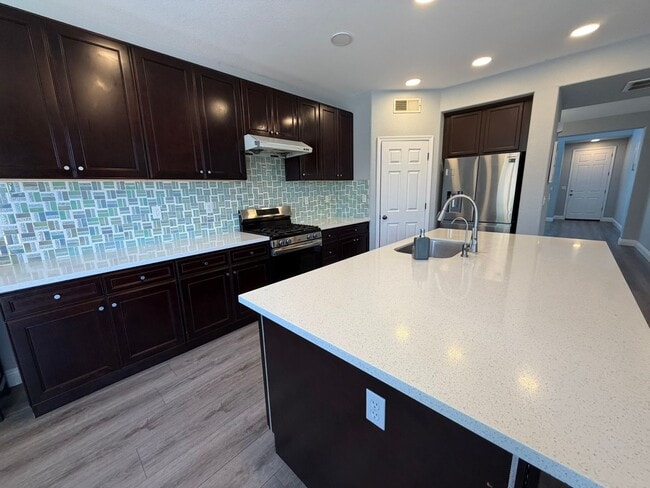Building Photo - AVAILABLE NOW! LEASE TODAY! 4 Bedroom 3 Bath Elk Grove Home with Bonus Room!