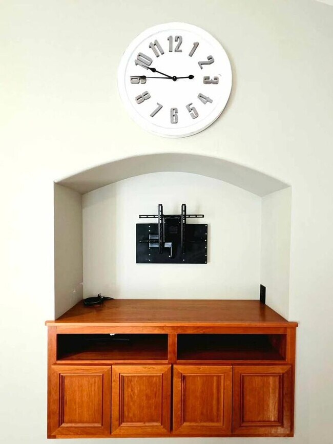 Building Photo - Gorgeous 4 Bed, 3 Bath Home w/ STUNNING RI...