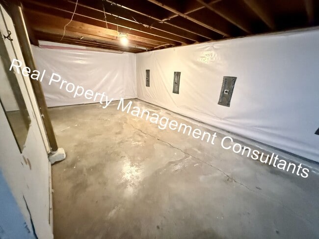 Building Photo - Charming 3-Bed Home with Fenced Yard & Garage