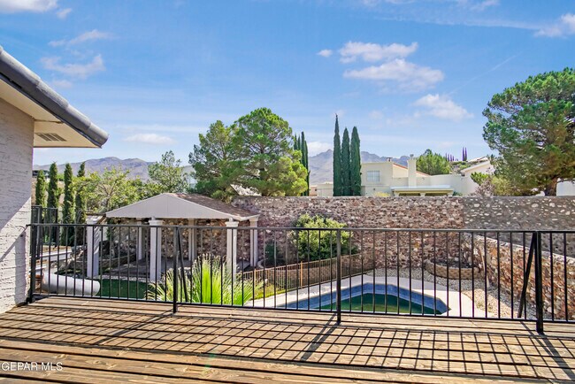 Building Photo - 908 Los Pinos Way