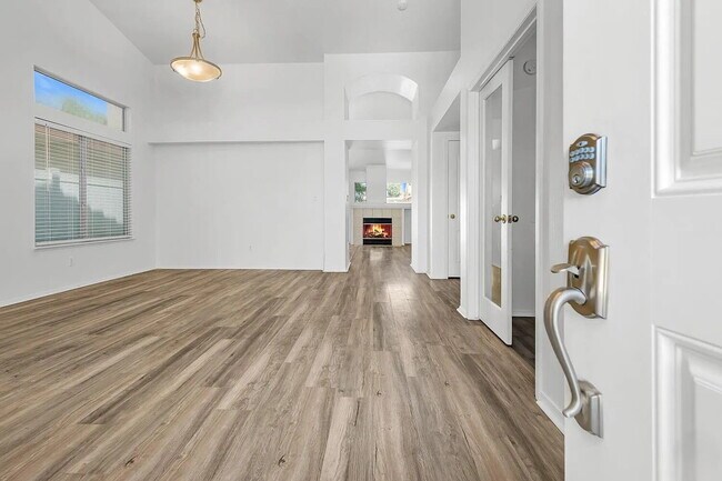 Building Photo - Spacious 3 Bedroom, 2 Bathroom with office!