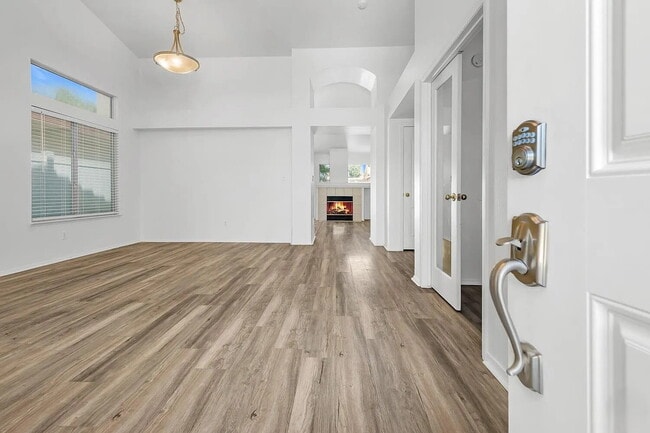 Building Photo - Spacious 4 Bedroom, 2 Bathroom Home!