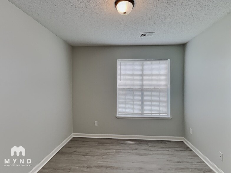 Building Photo - 6252 Phillips Lake Cove