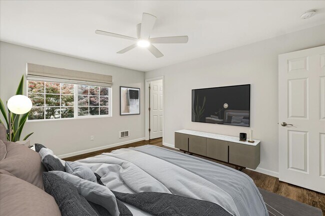 Building Photo - For Lease $2950/Month: Beautifully updated 2/Bdrm Townhome with large Bonus Room