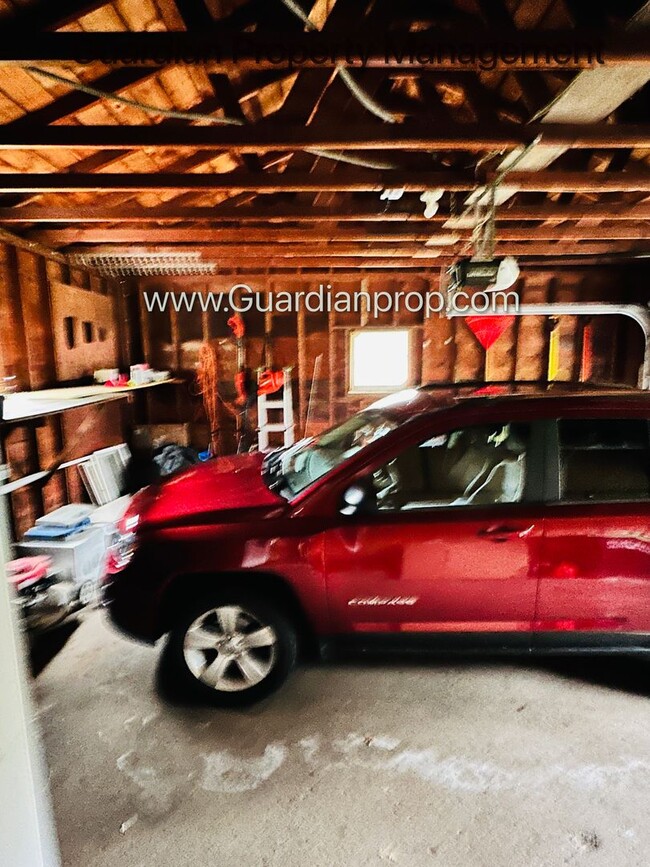 Building Photo - Edina Single Family Home, 2 Car Garage, Di...