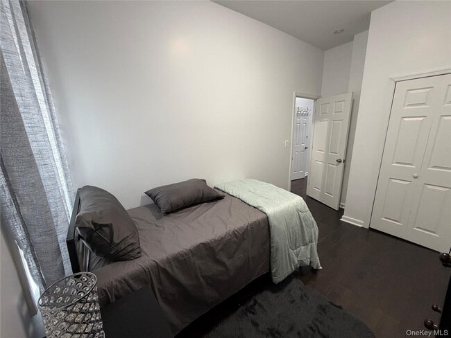 Building Photo - 509 E 183rd St