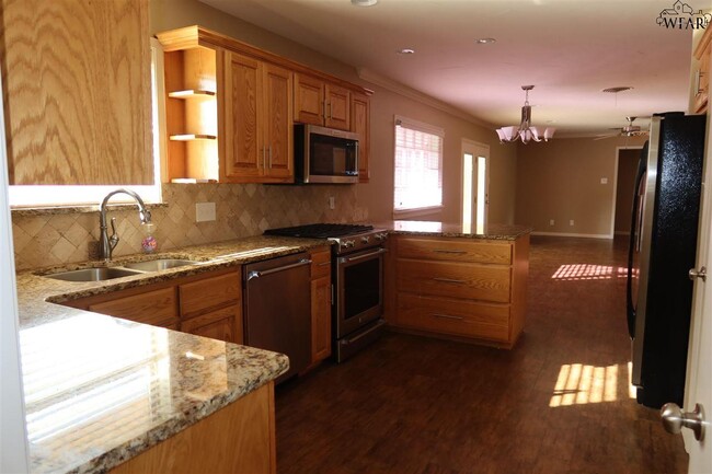 Building Photo - 1544 Sweetbriar Dr