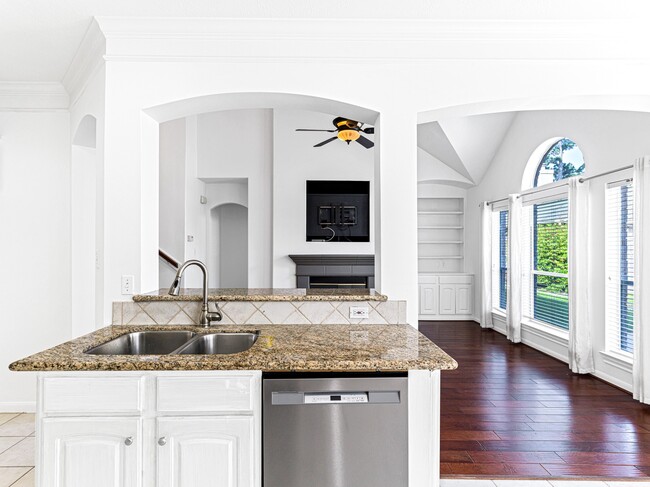 Building Photo - 5407 Lake Pl Dr