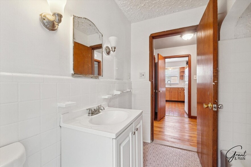 Building Photo - 5074/5076 Chalmers - Alejandro Soto