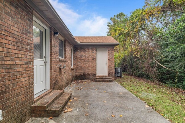 Building Photo - Newly renovated 2 bedroom 1 bathroom duplex