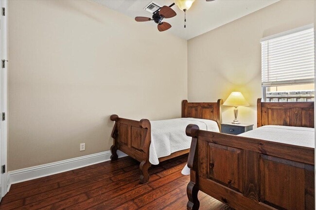 Building Photo - 5829 NW Zenith Dr