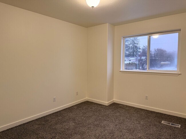 Building Photo - 2631-2631 Howard St