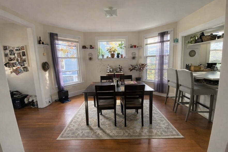 Building Photo - 215 Center St