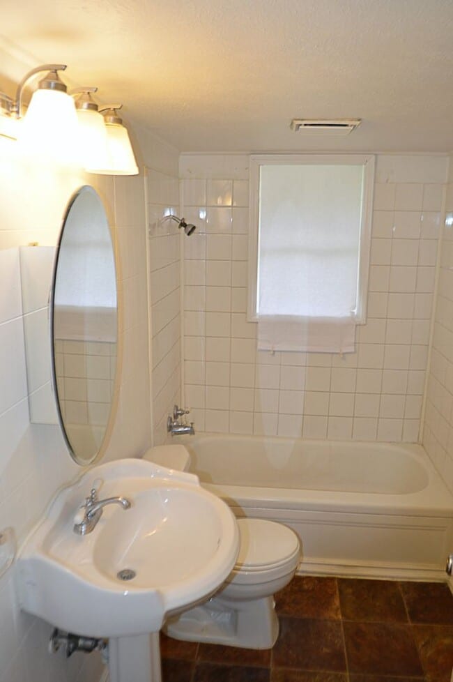Building Photo - Charming Western Hills Home with Spacious ...