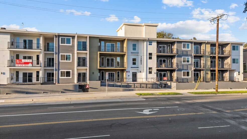 Building Photo - 13853 Victory Blvd