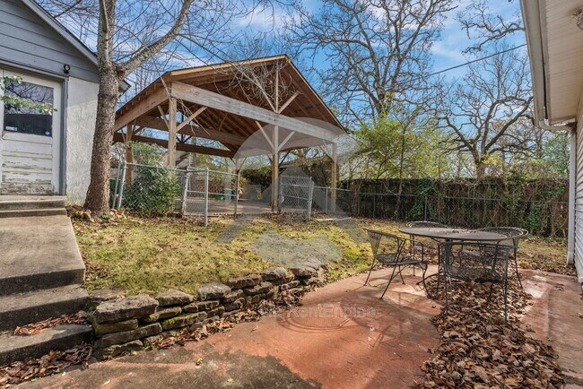 Building Photo - 1615 N Taylor St