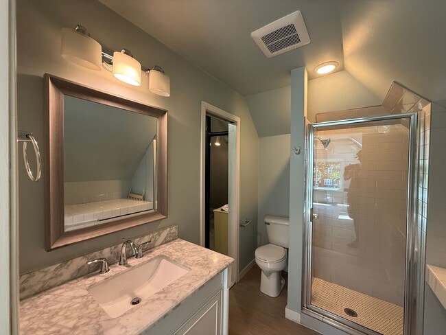 Building Photo - Beautiful 5 Bed 3 Bath Single Family Home ...