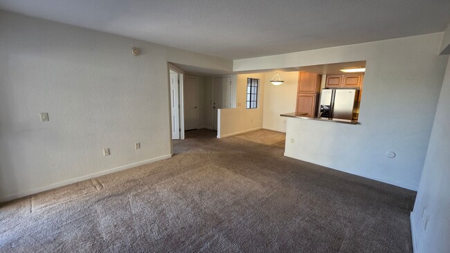 Building Photo - Take in mountain and desert views! First-level, two-bedroom, two-bath corner unit in Moonrise at ...