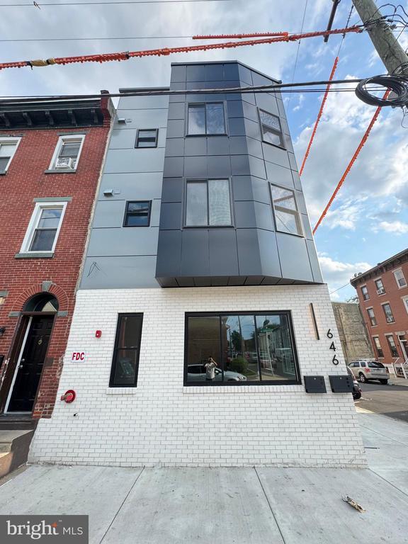 Building Photo - 646 W Huntingdon St