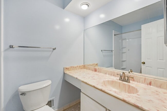 Building Photo - Beautifully maintained townhome on a quiet cul-de-sac in Springfield!