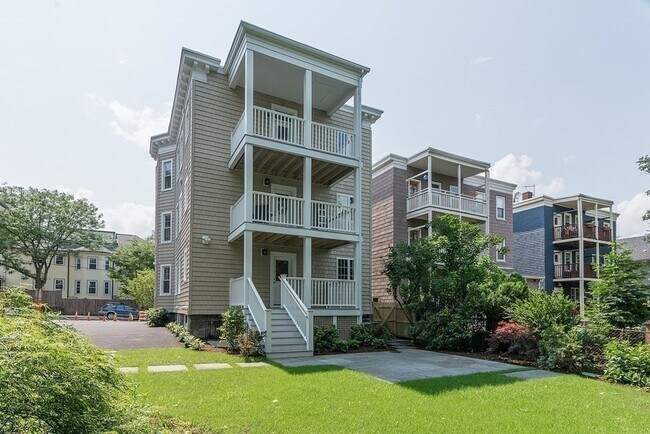 Building Photo - 17 Standish St